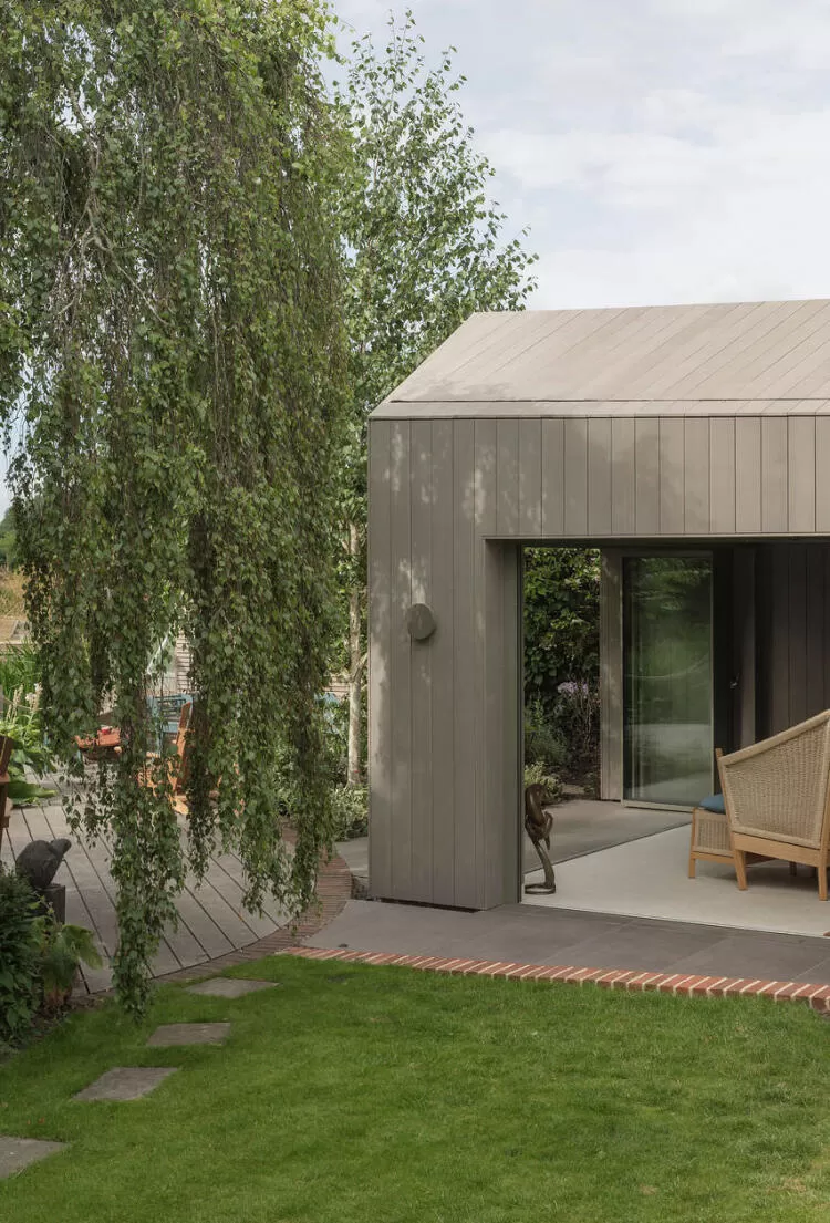 Summerhouse Studio external shot holder